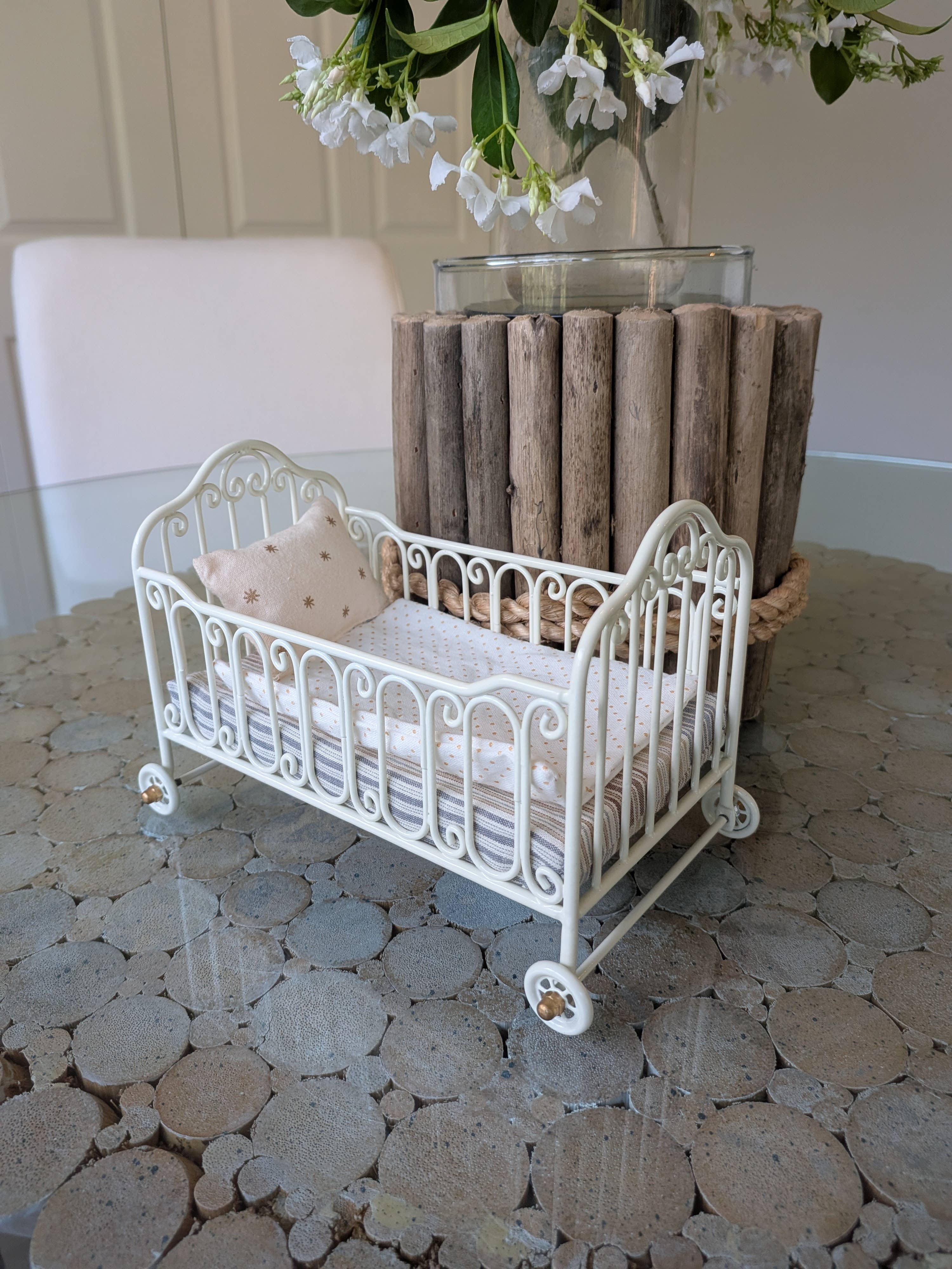 Levlovs Miniature Metal Bed