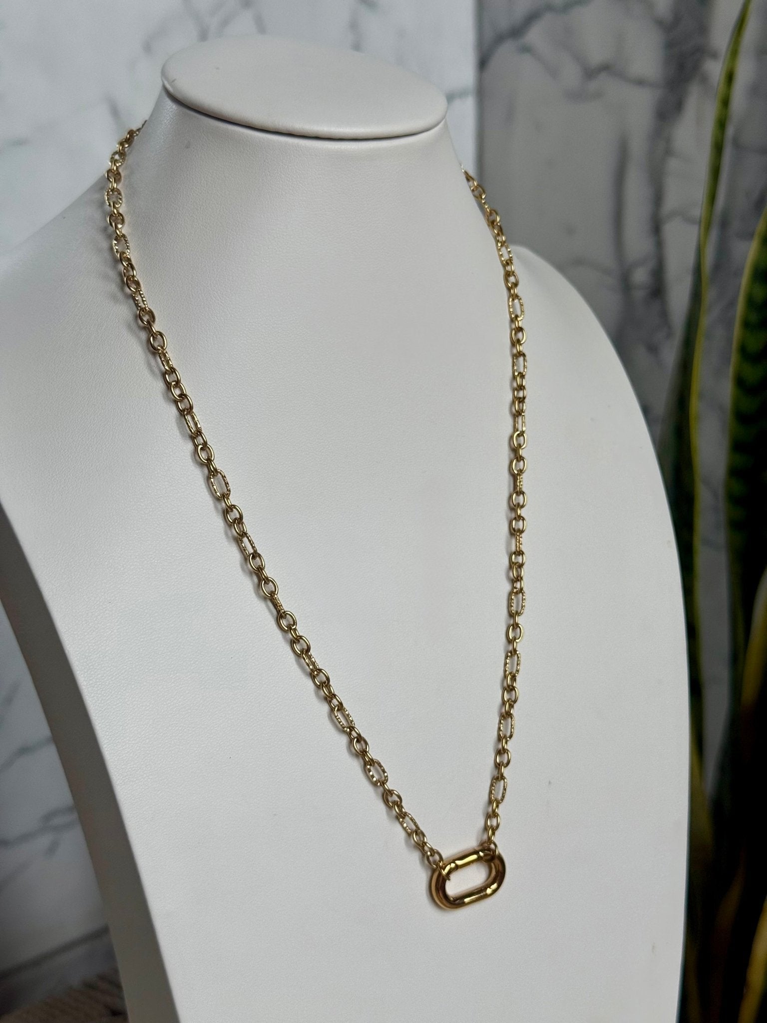 Necklace: Signature Chain / Classic Rolo in gold-tone with oval links and distinctive clasp