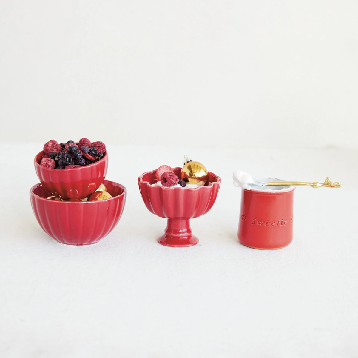 Stoneware Footed Scalloped Bowl / Red